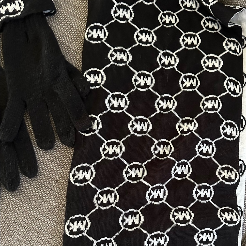 MICHAEL KORS BLACK/ WHITE 3 PIECE SCARF HAT & GLOVES SET - Picture 9 of 11